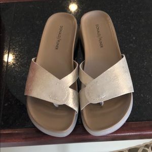 Donald Pliner sandals brand new with a box size 7